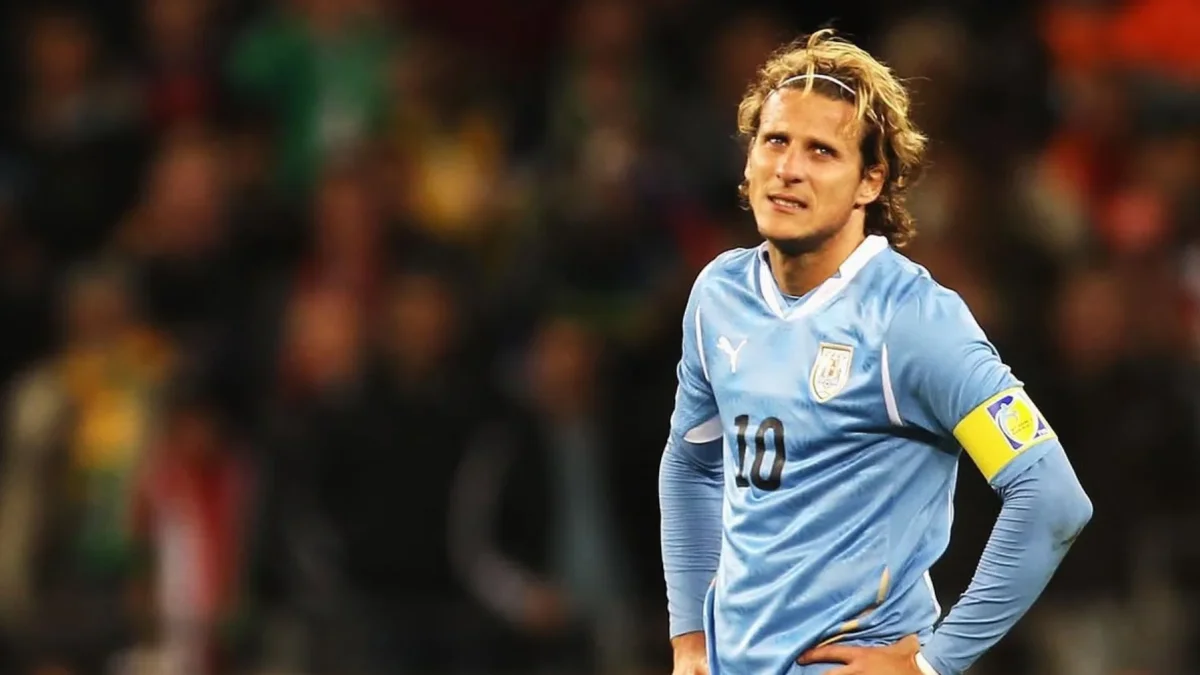 Diego Forlán, hoy exfutbolista, durante un partido con la Selección de Uruguay, equipo con el que disputó tres Copas del Mundo y conquistó la Copa América 2011.