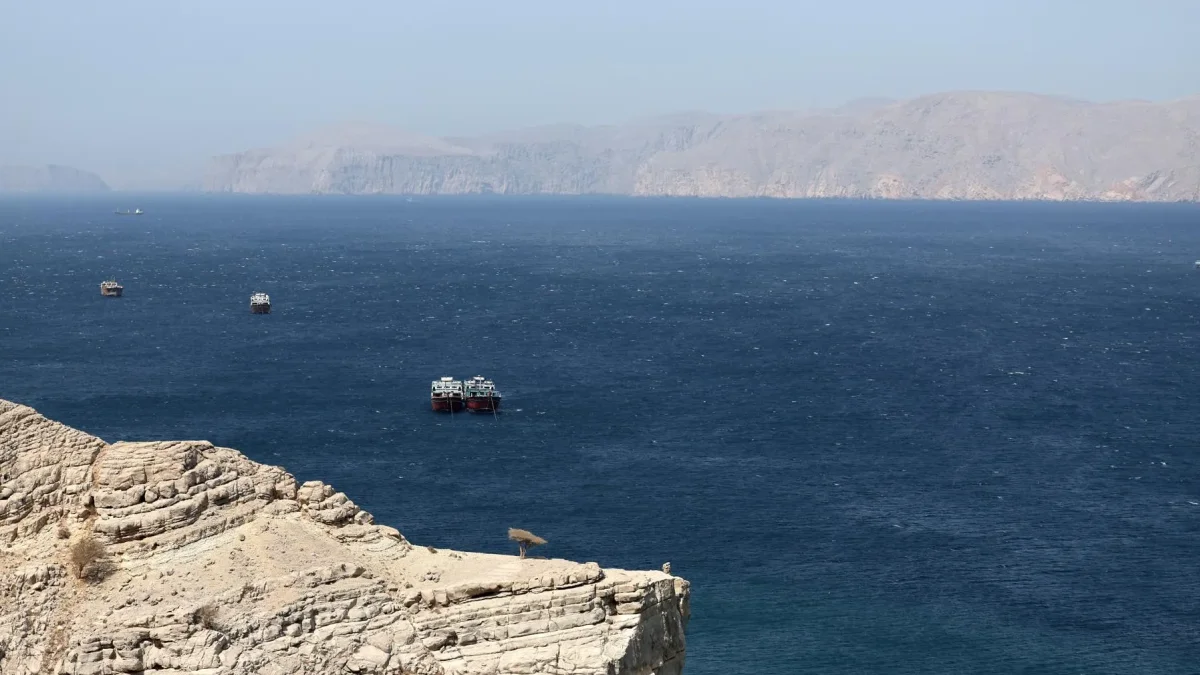 Barcos navegan por el estrecho de Ormuz.