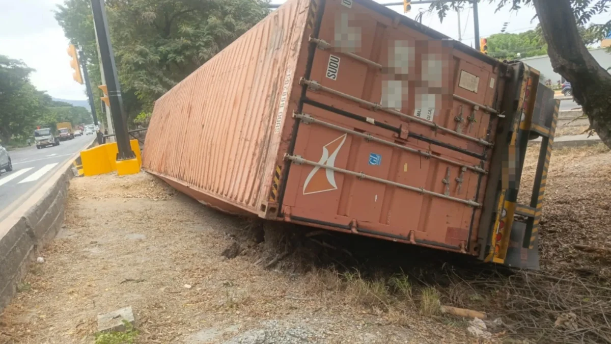 El vehículo pesado permaneció volcado sobre el parterre central del kilómetro 14,5 de la vía a la costa.