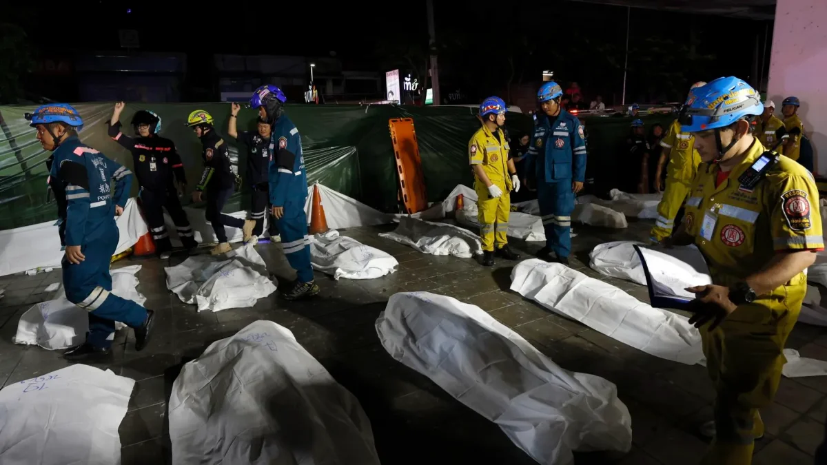 Los equipos de rescate recuperan los cuerpos de las víctimas del incendio ocurrido en un pub en Bangkok.