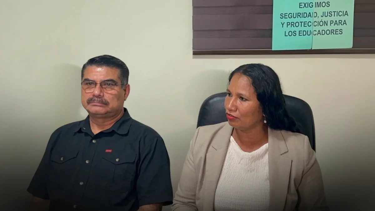 Gabriela Menéndez, presidenta de la UNE Guayas, durante la rueda de prensa del 13 de julio sobre las amenazas contra docentes.