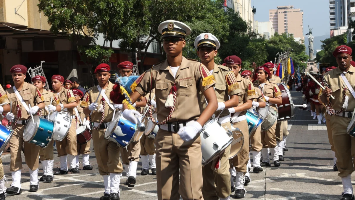 Por las fiestas de Guayaquil se realizan pregones estudiantiles en vías como 9 de Octubre, en el centro.
