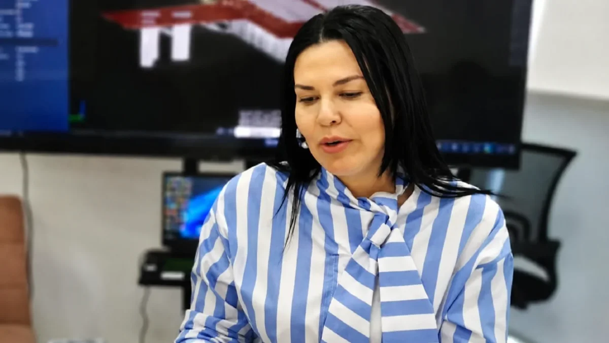 Karla Saud exhibió sus pasaportes de Ecuador y Estados Unidos en un video para desmentir al ministro del Interior, John Reimberg, tras recuperar su libertad en España.