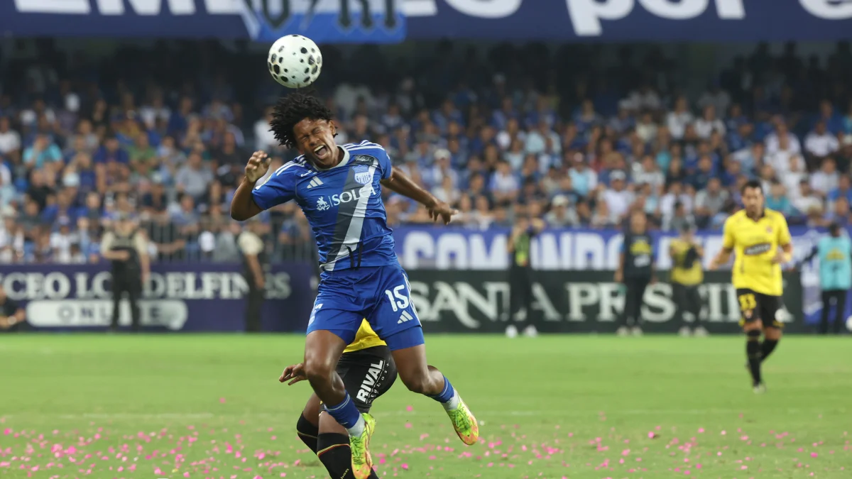 Luis Fragozo, atacante de Emelec, en disputa de la pelota en el Clásico del Astillero.