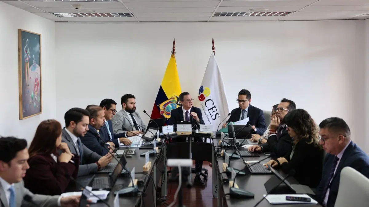 Pleno del Consejo de Educación Superior (CES) durante la sesión en la que aprobó la segunda intervención de la Universidad Amawtay Wasi.