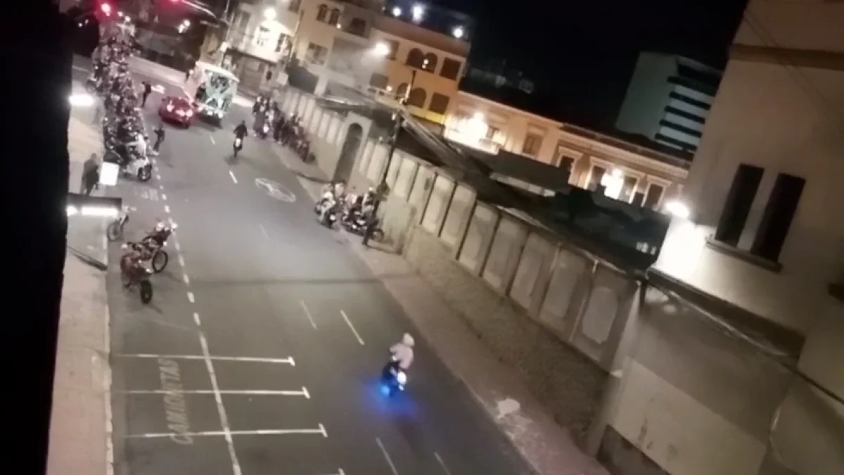 Las carreras clandestinas de motocicletas reaparecieron en el Centro Histórico de Quito, donde moradores exigen controles permanentes y sanciones para los responsables.