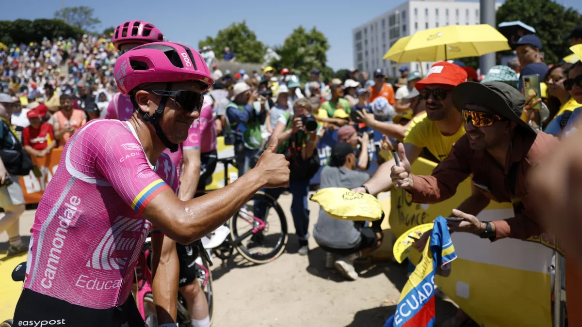 El ecuatoriano Richard Carapaz, del EF Education-EasyPost, saluda antes del inicio de la segunda etapa del Tour de Francia.