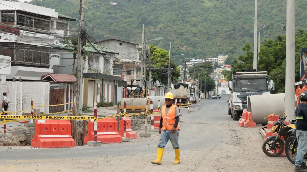 rabajos. Las labores ya se realizan en zonas cercanas a la calle Linderos, en Miraflores. Los trabajos vienen desde la calle Quisquís, al norte de Guayaquil.