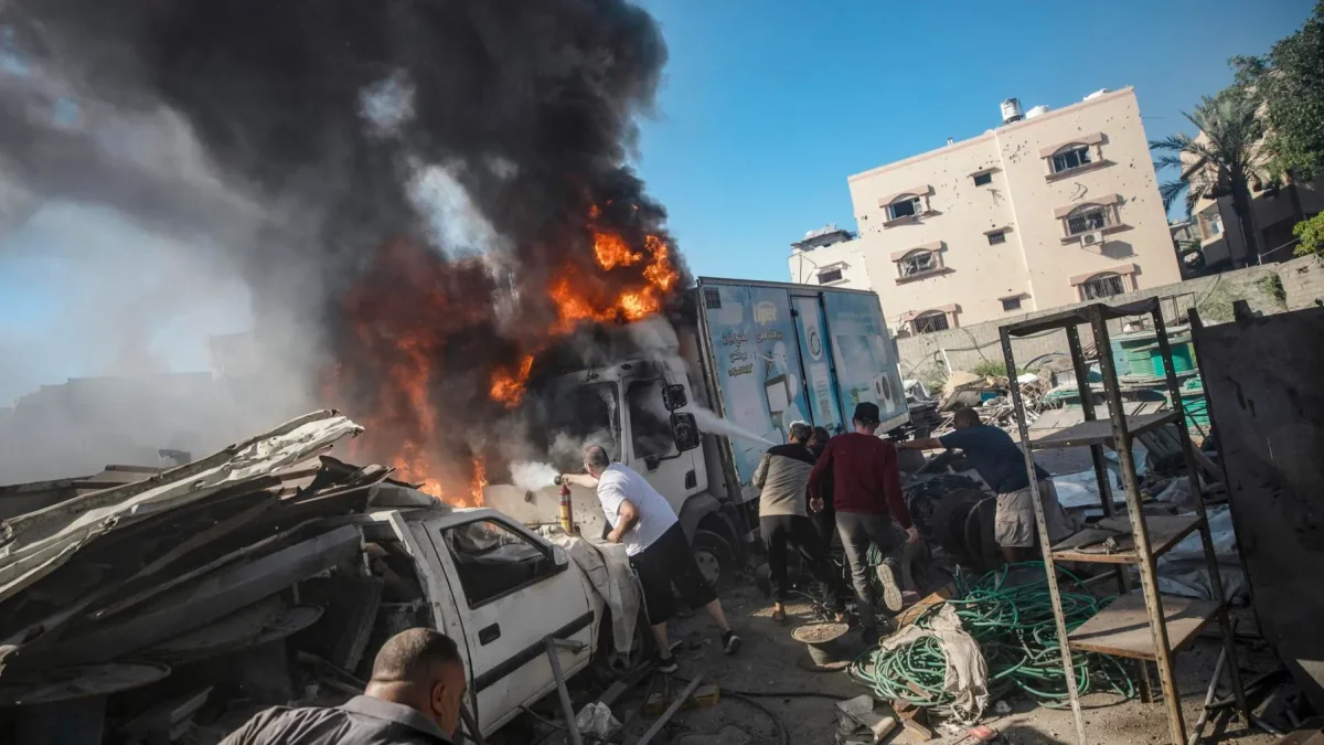 Palestinos extinguen el incendio de un camión tras un ataque aéreo israelí en el sur de la ciudad de Gaza, en una imagen del 12 de julio de 2026.