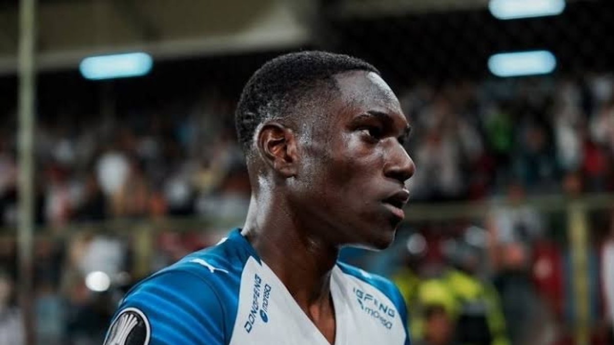 Josué Caicedo destaca como lateral izquierdo.