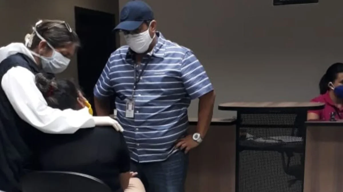 Agentes de Fiscalía y de la Policía suelen ejecutar operativos para rescatar a las víctimas de trata de personas en Ecuador.