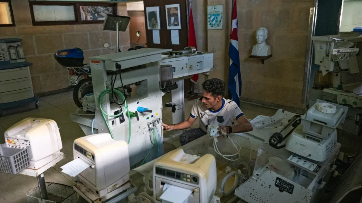 Un especialista en equipos trabaja en el taller electromédico provincial de La Habana el 1 de julio de 2026.