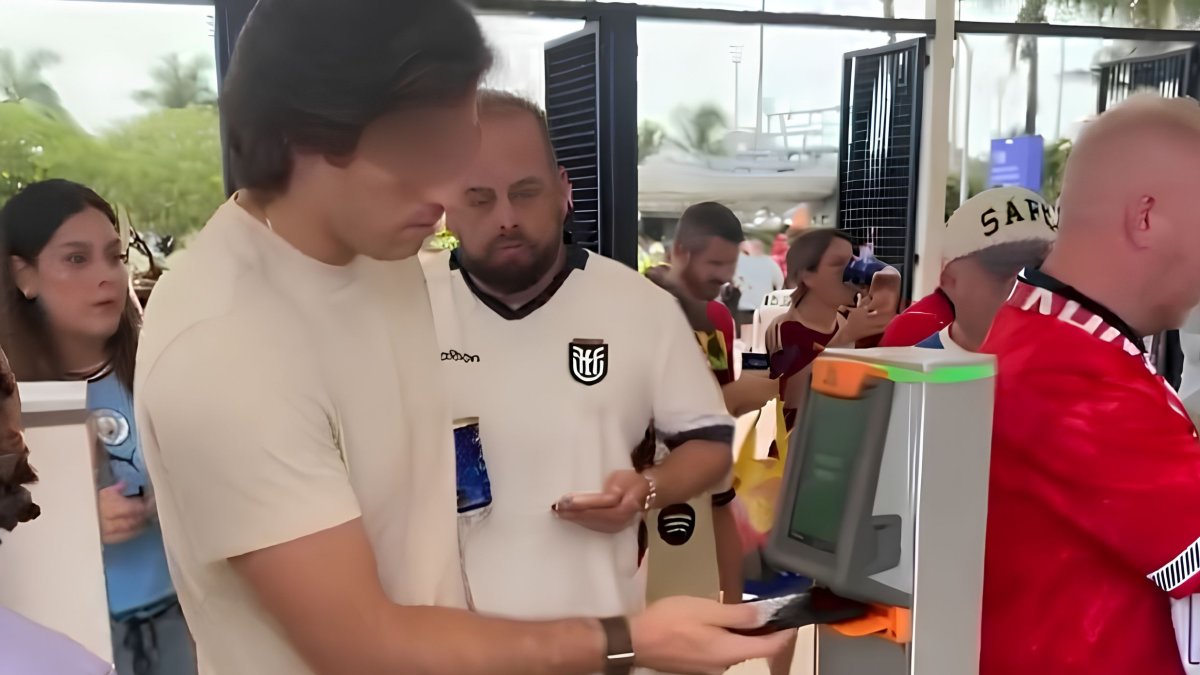 Captura del video compartido por Danilo Carrera en el momento en el que su hermano Felipe ingresa al estadio y se aprecia a Xavier Jordán detrás.