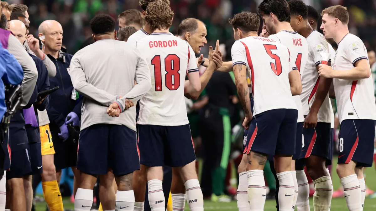 Jugadores de la Selección de Inglaterra en una pausa de hidratación.