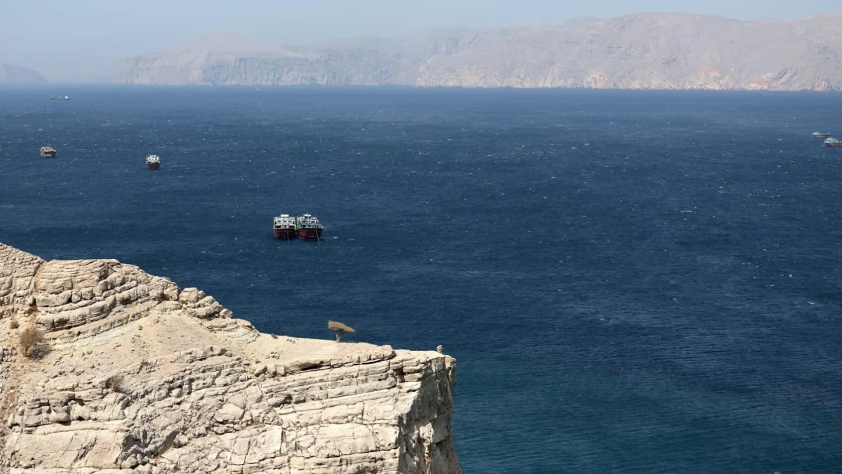 Barcos en el Estrecho de Ormuz, escenario de nuevos ataques tras los bombardeos de EE. UU. y la respuesta militar iraní