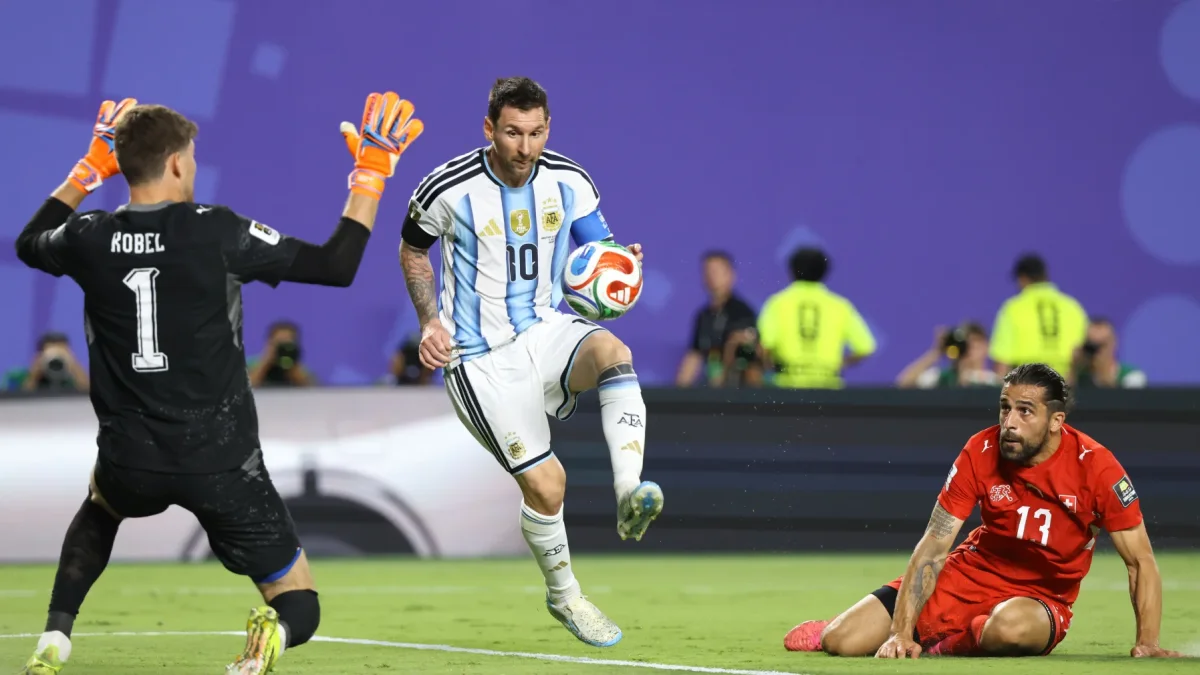 El jugador argentino Lionel Messi (c) en al partido ante Suiza de cuartos de final en Kansas City, en el Mundial 2026