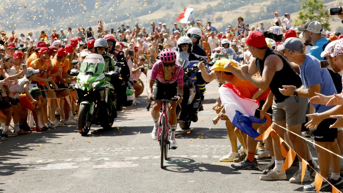 Richard Carapaz en la etapa 10 del Tour de Francia 2026, en su llegada al Le Lorian como el más combativo del recorrido.