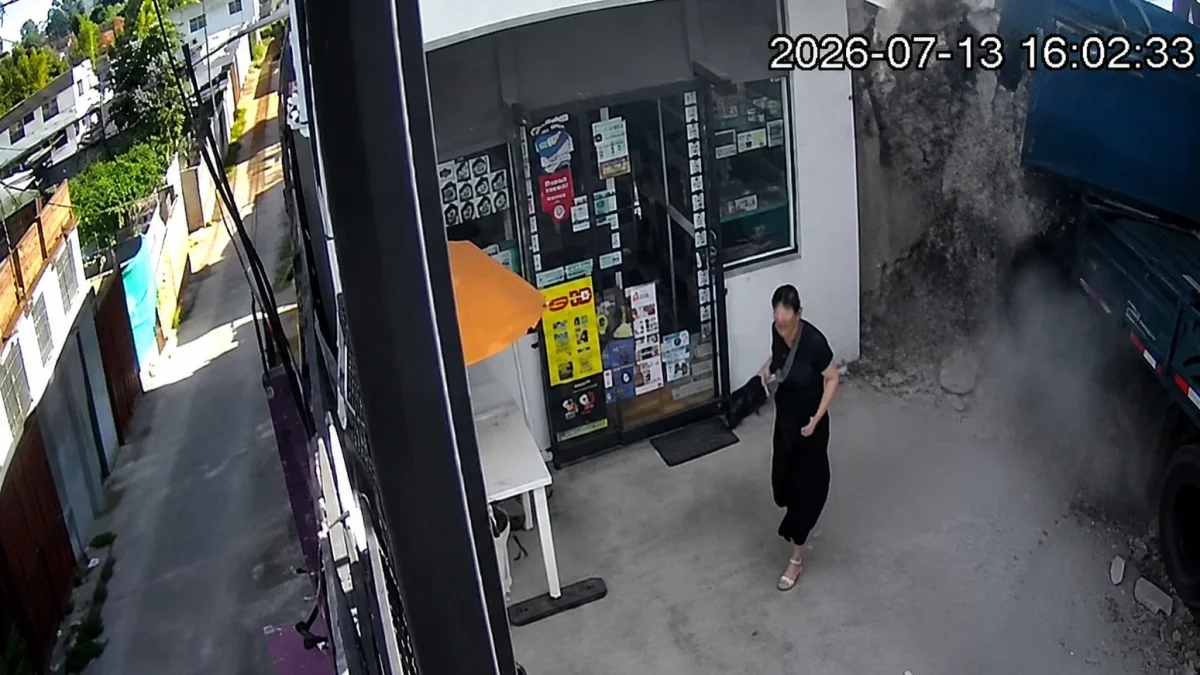Las cámaras de seguridad registraron el instante en que una mujer escapó de ser arrollada por un camión que perdió el control en Puembo.
