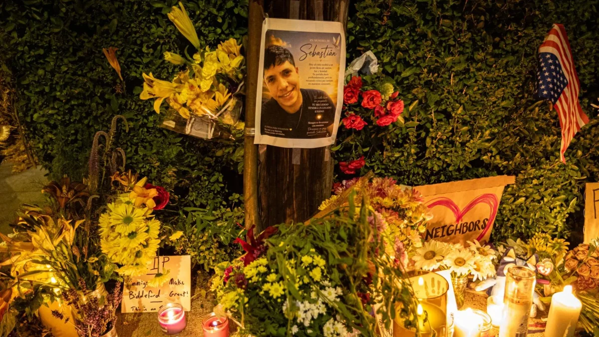 Los dolientes encienden velas y dejan flores en el lugar donde agentes federales dispararon y mataron a un hombre, en Biddeford, Maine, EE. UU., el 13 de julio de 2026.