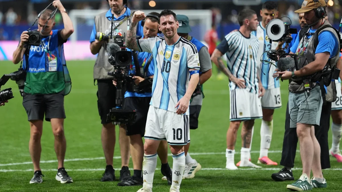 El delantero argentino Leo Messi celebra la victoria, al término del partido de octavos de final del Mundial 2026.