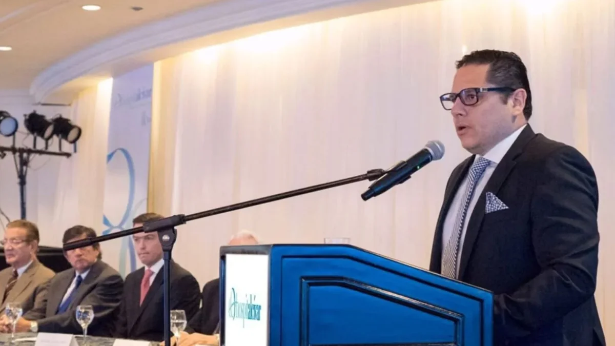 Cada cambio de ministro, como ahora con el Dr. Juan Carlos Aveiga, vende la ilusión de que finalmente llegó la persona que encontrará la fórmula para resolver décadas de deterioro institucional.