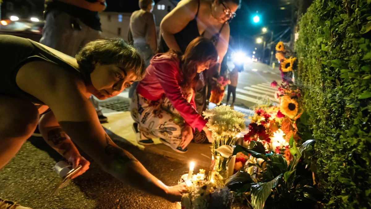 Vigilia con velas y flores en memoria de Joan Sebastián Durán Guerrero, tras el operativo de ICE en Maine.