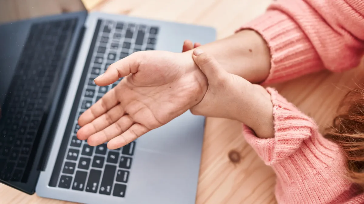 La artritis psoriásica causa dolor en las articulaciones, y deriva en daño en las mismas a largo plazo.