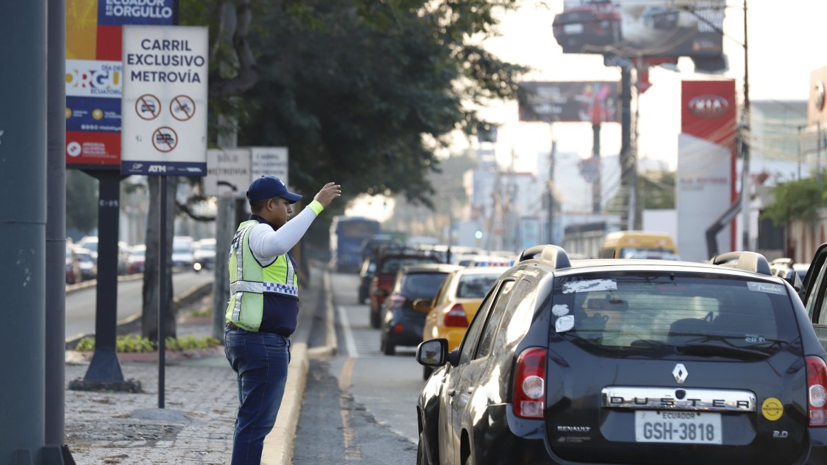 Un agente dando paso a vehículos.