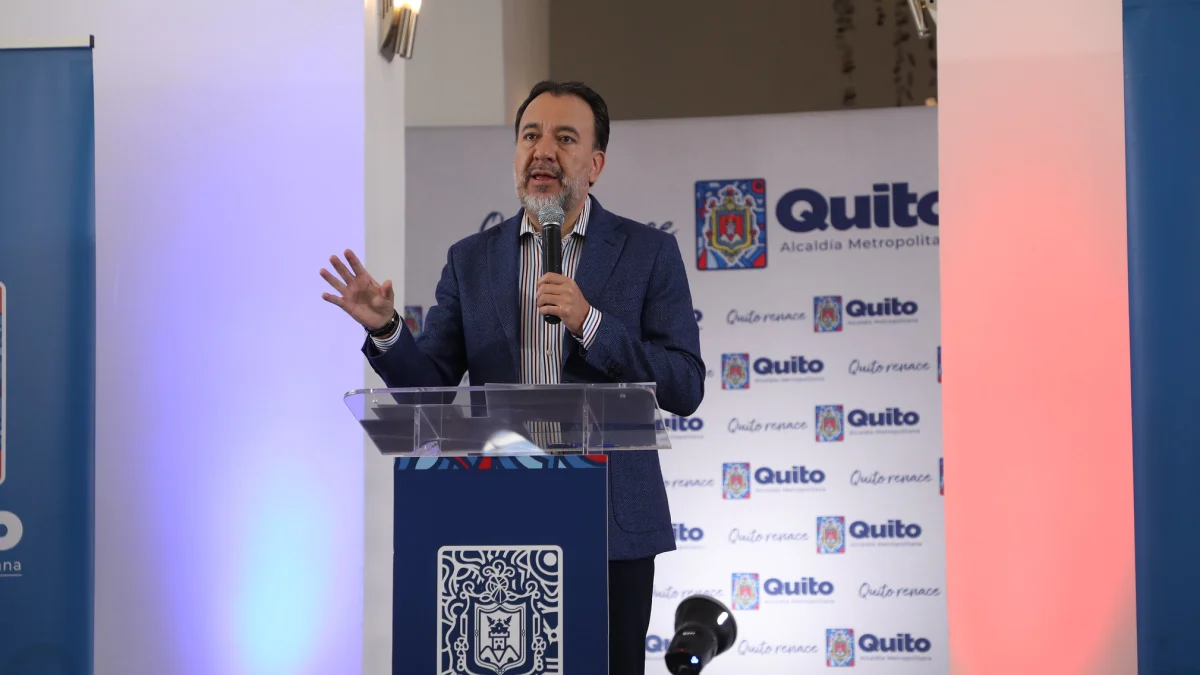 El alcalde de Quito, Pabel Muñoz, durante una rueda de prensa este 14 de julio de 2026.