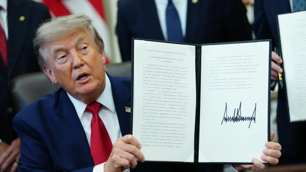 El presidente de los Estados Unidos, Donald J. Trump, firma una orden ejecutiva relativa a terrenos en Utah en Washington, DC, EE. UU., el 13 de julio de 2026.