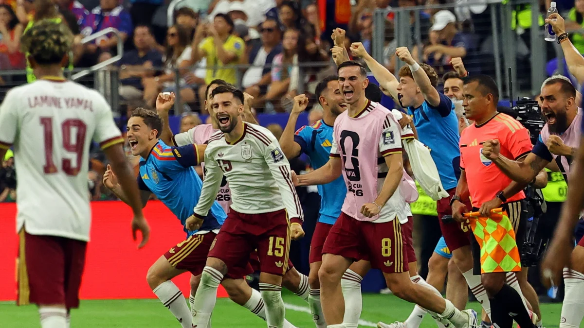 Jugadores de España celebran el triunfo ante Francia en la semifinal del Mundial 2026.
