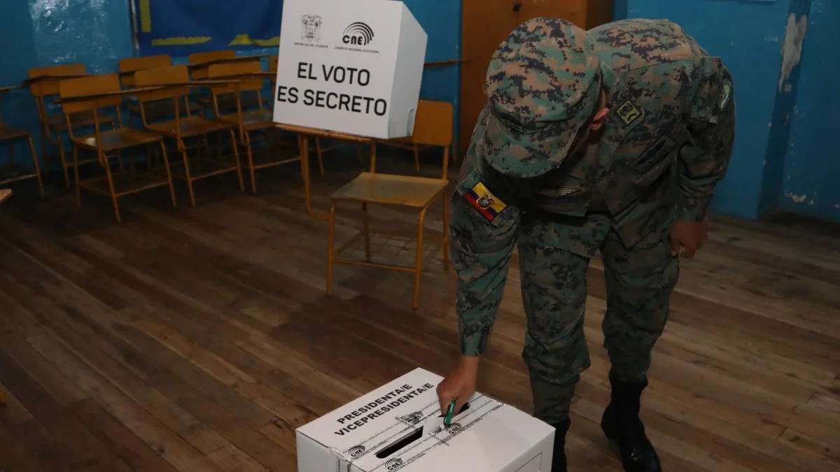 Los partidos políticos funcionan como marcas que ofrecen respaldo, pero condicionan la autonomía de sus candidatos.