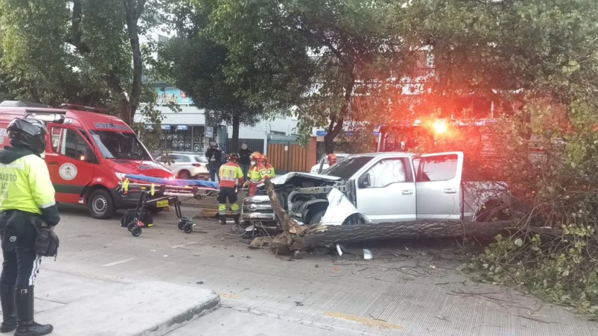 La camioneta se impactó contra un árbol en las avenidas El Inca y Miguel Arévalo, en el norte de Quito.