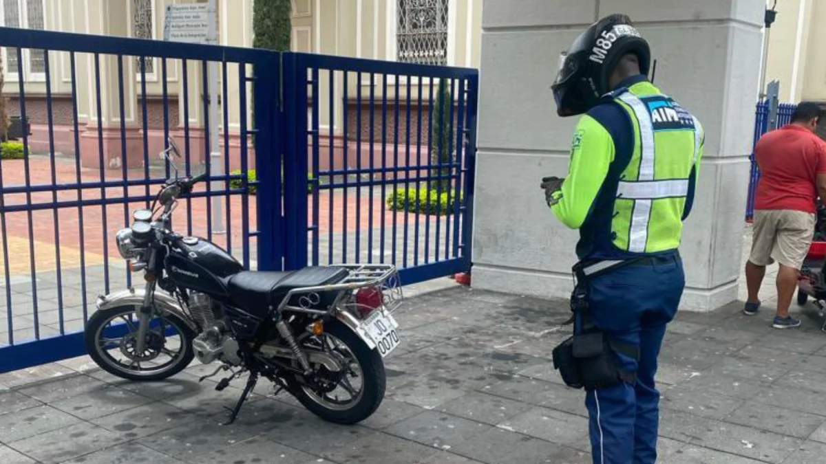 Referencial. La ATM reforzará los controles contra motociclistas que circulen sobre aceras en Guayaquil.