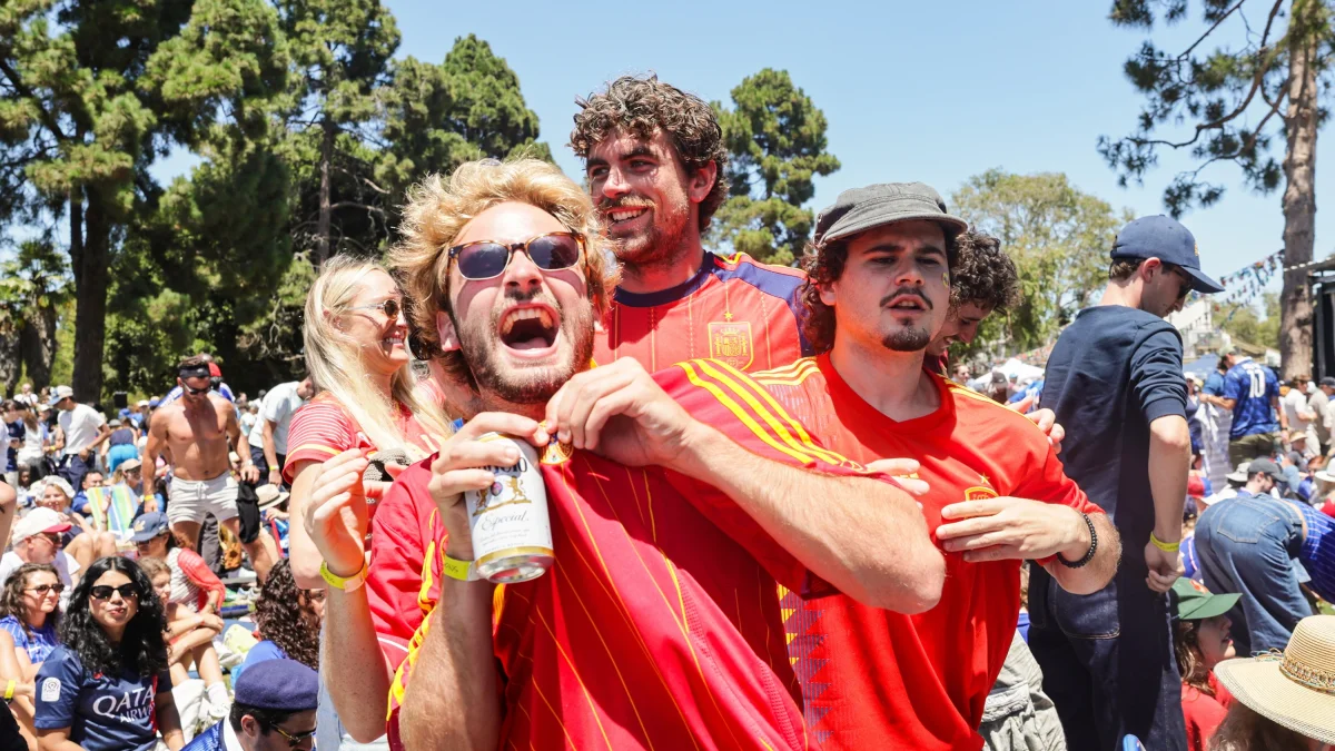 Hinchas españoles festejan la clasificación de su selección a la final del Mundial 2026.
