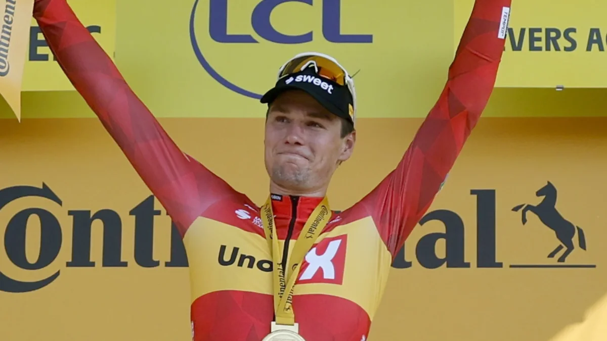El ciclista noruego Soren Wærenskjold, del Uno-X Mobility, celebra en el podio tras ganar la etapa 11 del Tour de Francia.