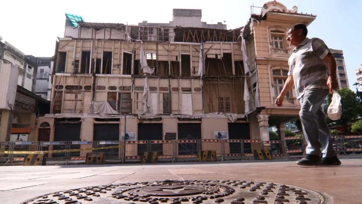A la Casa Tola, antiguo Consulado de Mónaco en Guayaquil, la vemos derrumbarse poco a poco, pese a que forma parte del patrimonio arquitectónico de la ciudad.