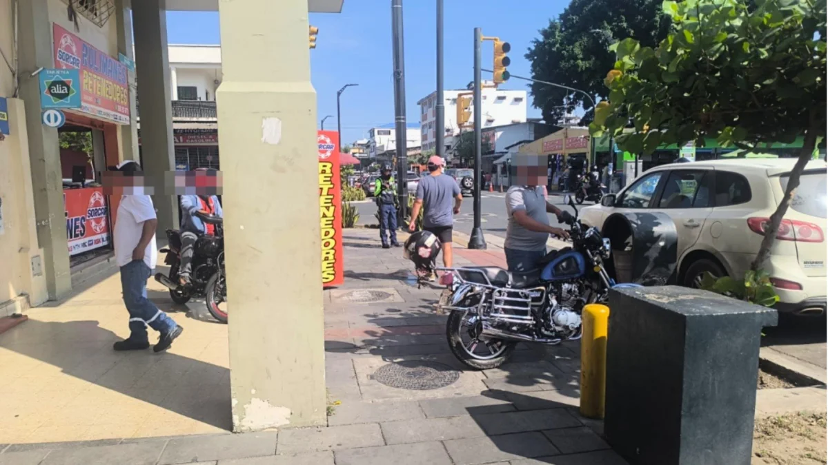 Los motociclistas que infringieron la normativa debieron retirar las motocicletas de la acera porque impiden la movilidad peatonal.