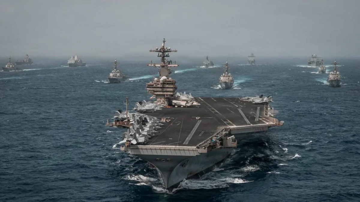 Buques de guerra de la Armada de EE.UU. desplegados en Medio Oriente, tras anunciar que reimpusieron este martes el bloqueo naval a Irán en el estrecho de Ormuz.