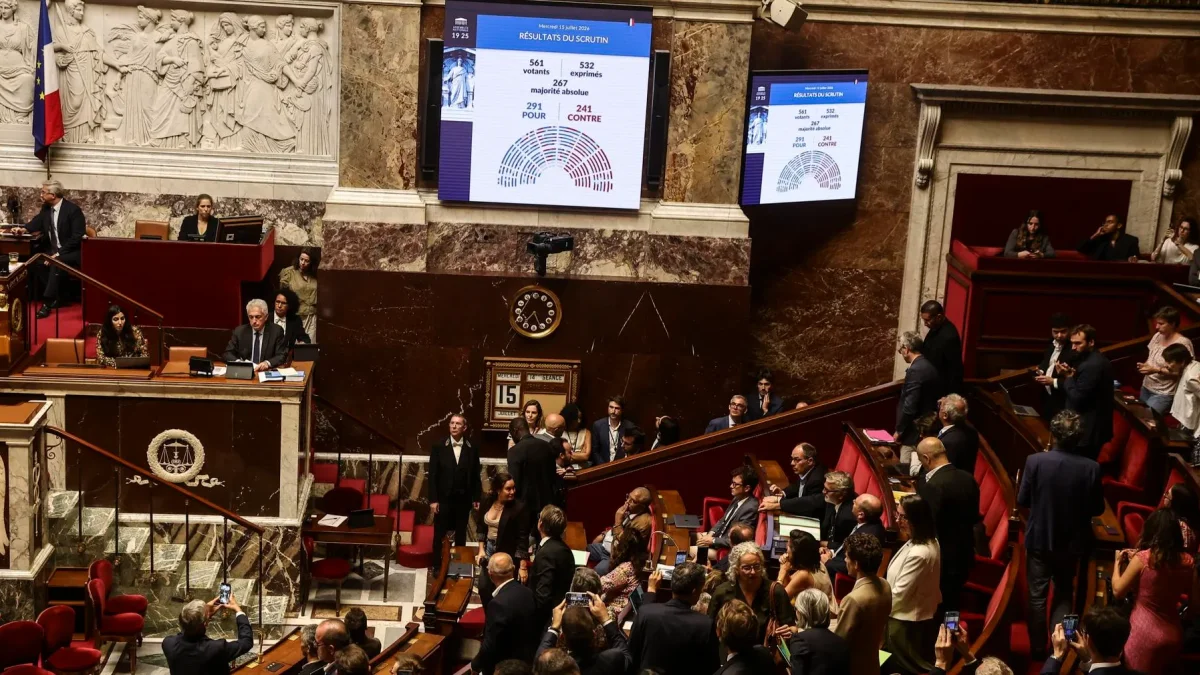 Pantallas muestran los resultados de la votación sobre un proyecto de ley relativo al derecho a la muerte asistida en la Asamblea Nacional de París, Francia, este miércoles.