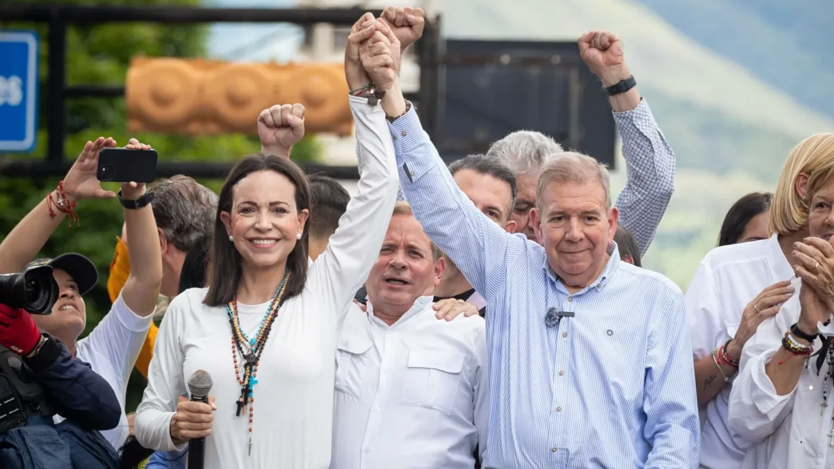 Fotografía de archivo del 30 de julio de 2024 de la líder opositora María Corina Machado junto al candidato presidencial Edmundo González Urrutia.