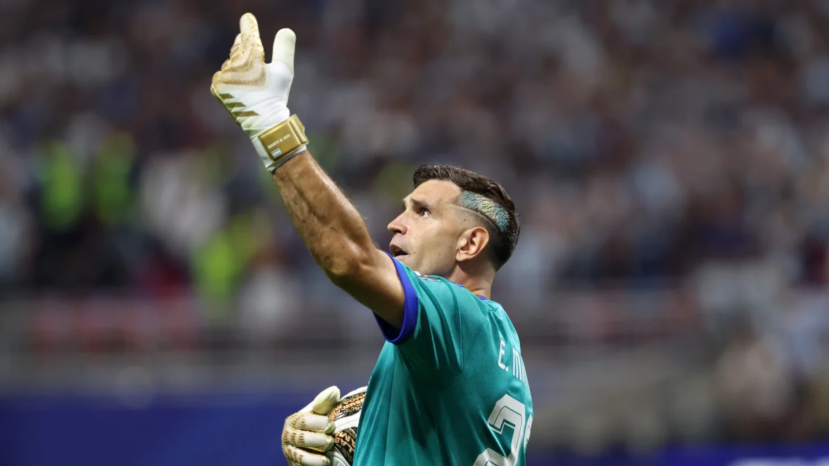 El Dibu Martínez festejó con la hinchada en la victoria de Argentina ante Inglaterra en la semifinal del Mundial 2026.