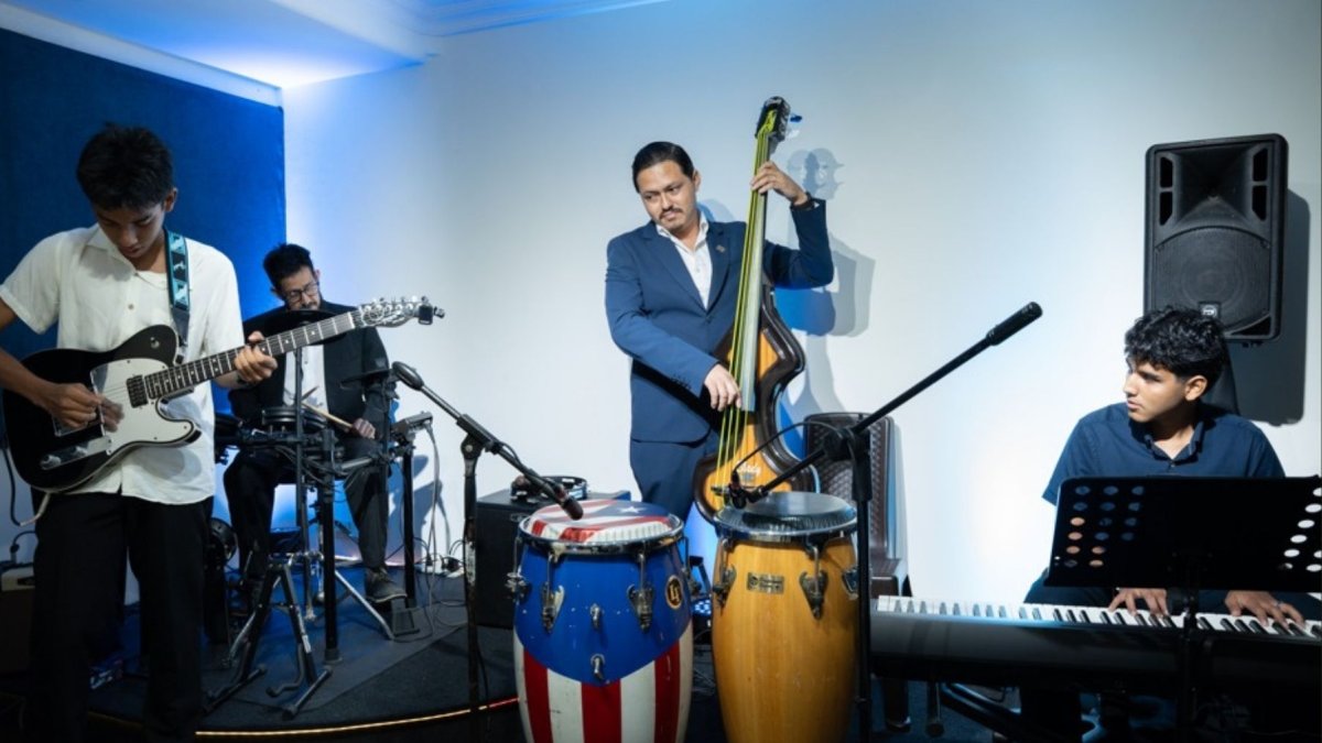 Cada nota equivocada activa procesos cerebrales de ajuste inmediato. Expertos y músicos coinciden en que la música enseña a perseverar y afrontar la frustración.
