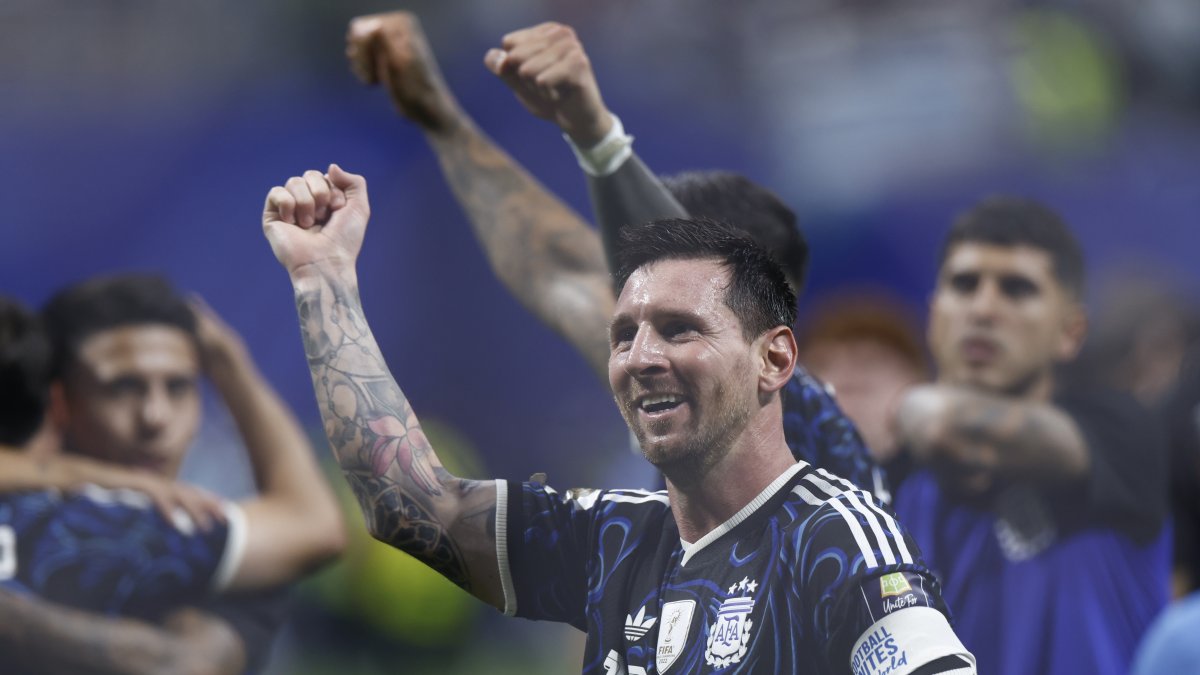 El capitán de la selección argentina de fútbol Lionel Messi se pone al nivel de un históric mundialista brasileño.
