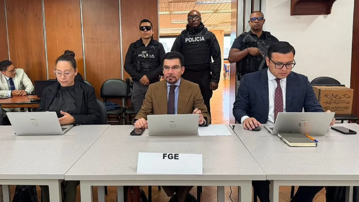 El fiscal Carlos Alarcón (centro) lidera la acusación en el caso Progen, un proceso marcado por los cuestionamientos a la prisión preventiva solicitada.