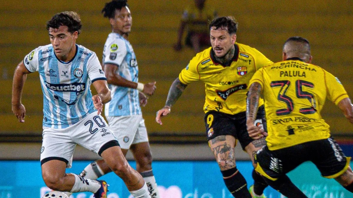 Jugadores de Guayaquil City y Barcelona disputan el balón.