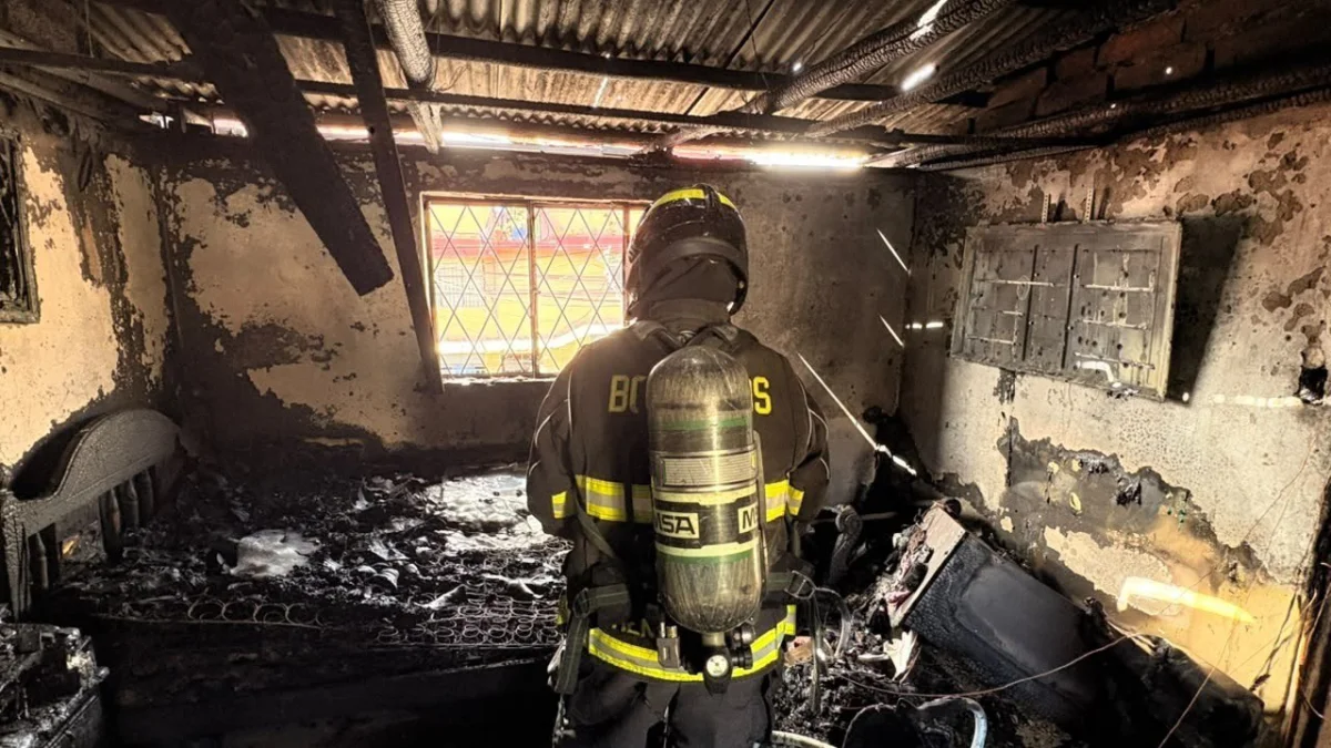 Un incendio ocurrió en el segundo piso de una casa en la Ferroviaria Media, en el sur de Quito.