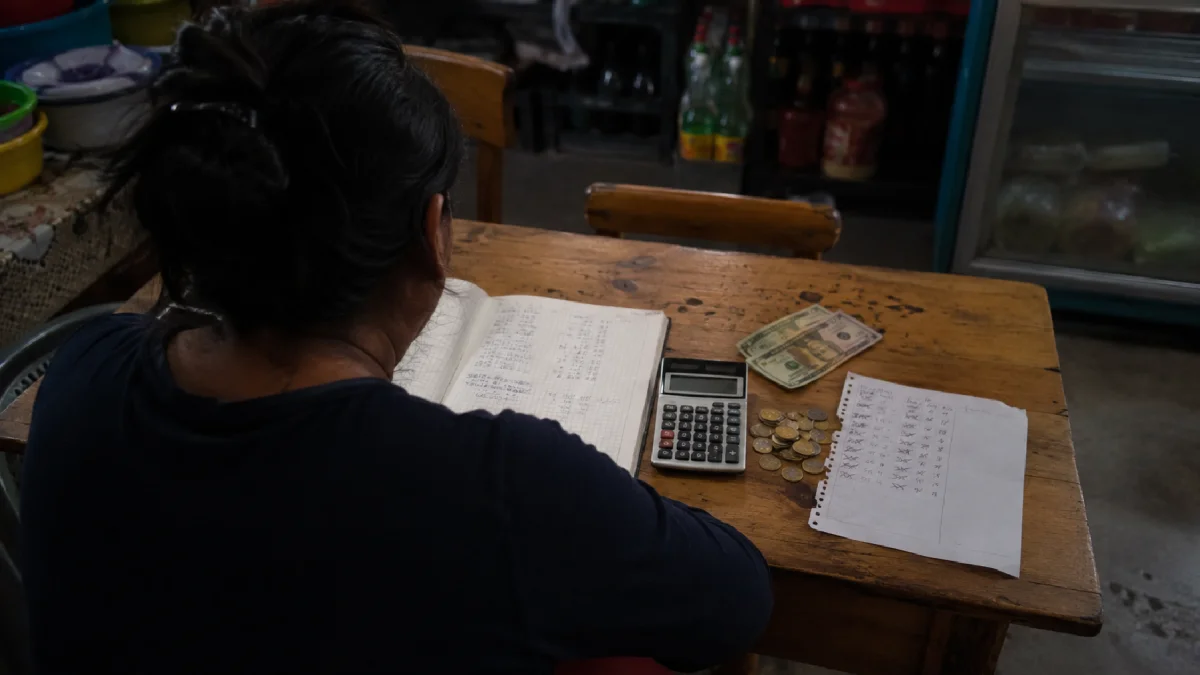 Una mujer revisa sus cuentas ante la falta de crédito formal, una situación que empuja a miles de ecuatorianos hacia préstamos del chulco. Imagen referencial.