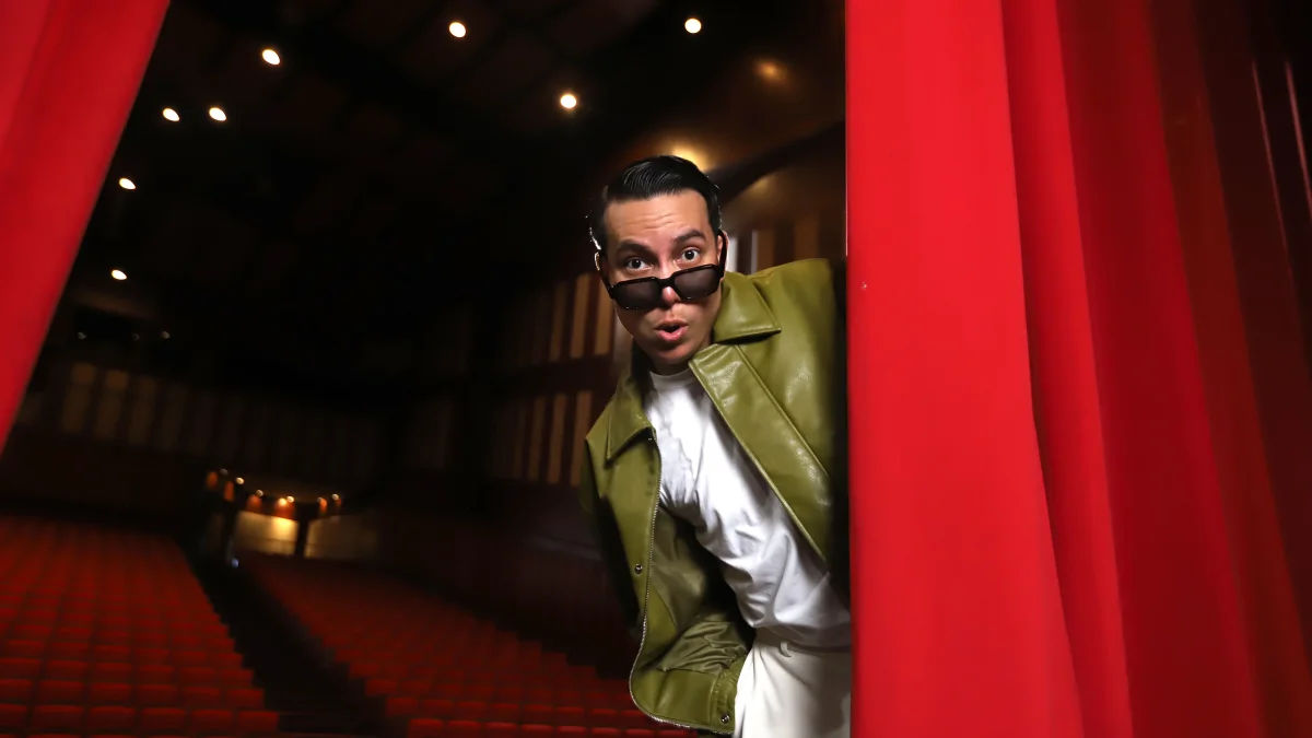 El teatro fue el primer escenario de Álex mucho antes de conquistar las redes sociales.
