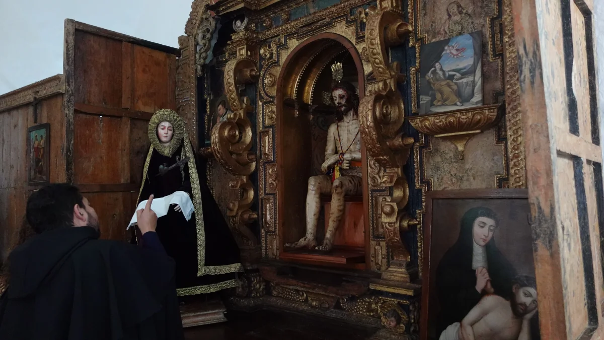 El Monasterio de Santa Clara, con más de 430 años de historia, resguarda obras de la Escuela Quiteña y espacios que permanecen activos hasta la actualidad.